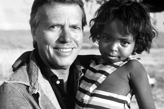 Karlheinz Böhm 1981 mit einem äthiopischen Flüchtlingskind im Arm. Am Donnerstagabend ist der Schauspieler und Gründer einer Hilfsorganisation mit 86 Jahren gestorben.