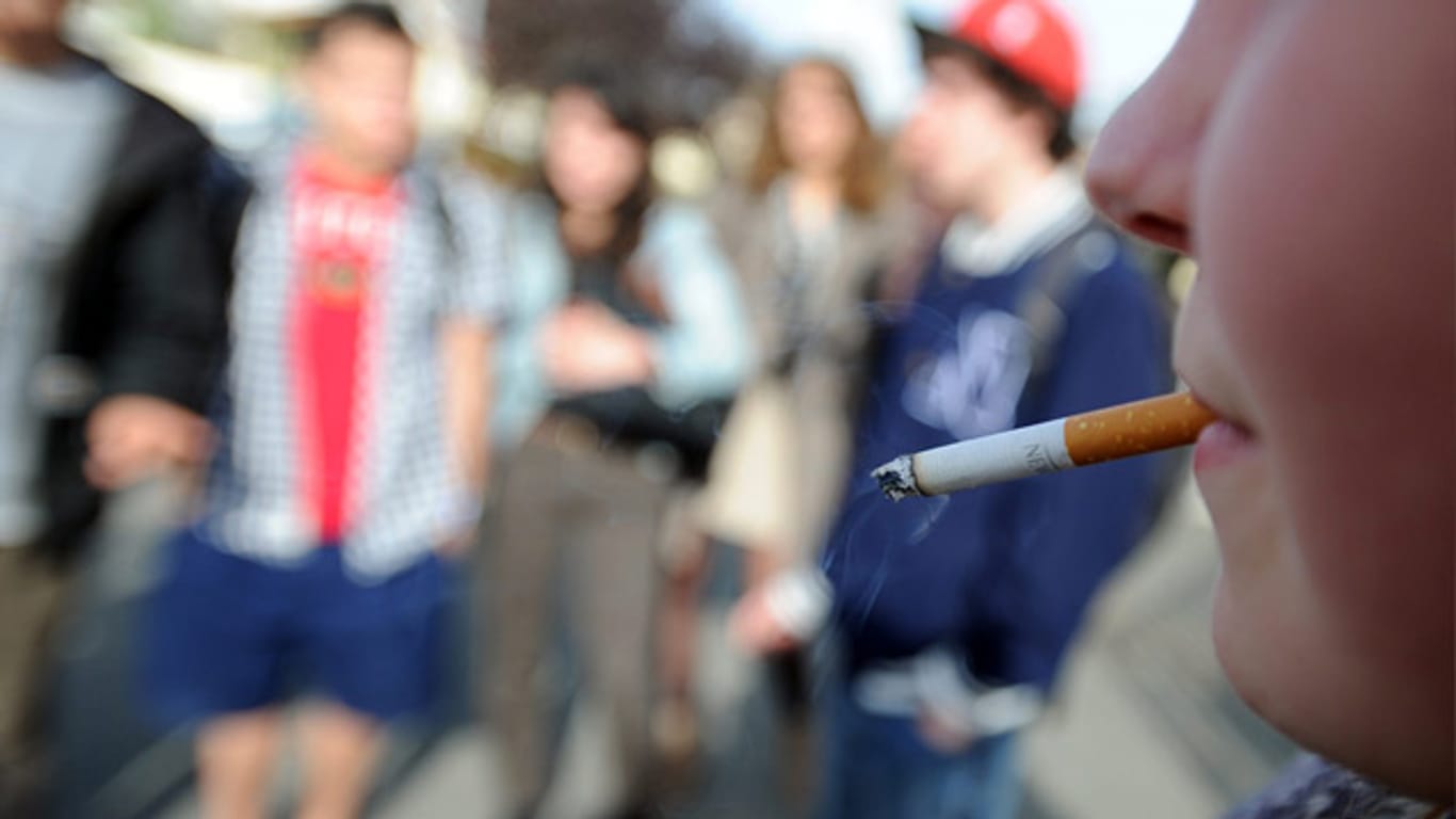 Rauchen: Immer weniger Jugendliche rauchen - aber das liegt mehr am Geldbeutel als an der Sorge um die Gesundheit.