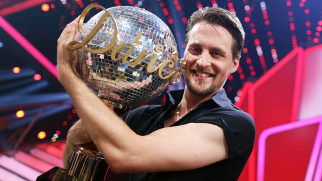 Alexander Klaws holt sich die Siegerkugel bei "Let' s Dance".