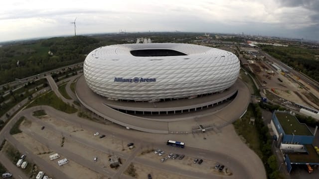 Seit 2005 trägt der FC Bayern seine Heimspiele in der Allianz Arena aus. Bis 2012 fasste das Stadion 66.000 Zuschauer bei internationalen Spielen und 69.000 Fans bei nationalen Partien. Seit 2005 trägt der FC Bayern seine Heimspiele in der Allianz Arena aus. Bis 2012 fasste das Stadion 66.000 Zuschauer bei internationalen Spielen und 69.000 Fans bei nationalen Partien.