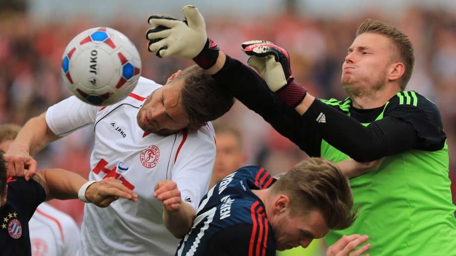 Szene aus dem Relegations-Hinspiel: Bayern-Keeper Lukas Raeder (re.) greift daneben.