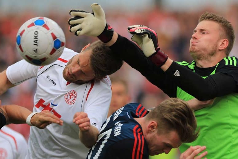 Szene aus dem Relegations-Hinspiel: Bayern-Keeper Lukas Raeder (re.) greift daneben.