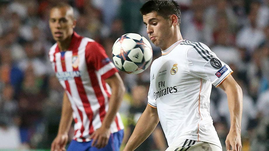 Real Madrids Alvaro Morata (re.), hier im Champions-League-Finale gegen Atletico Madrid, bald im Dress des VfL Wolfsburg?