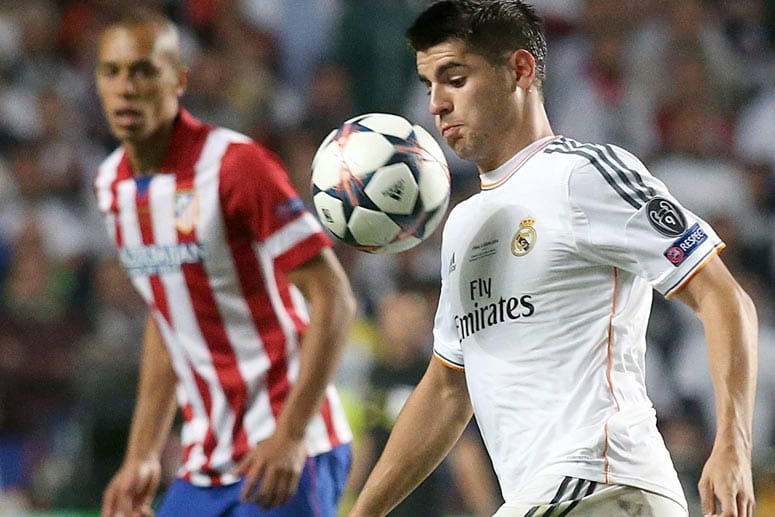 Real Madrids Alvaro Morata (re.), hier im Champions-League-Finale gegen Atletico Madrid, bald im Dress des VfL Wolfsburg?