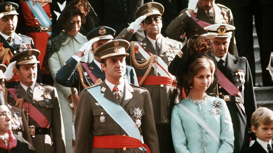 Der spanische Diktator Franco schlug Juan Carlos am 22. Juli 1969 als seinen Nachfolger vor, am 23. Juli wurde dieser als "Prinz von Spanien" vereidigt. Nach Francos Tod bestieg Juan Carlos am 27. November 1975 in einem feierlichen Staatsakt den Thron.
