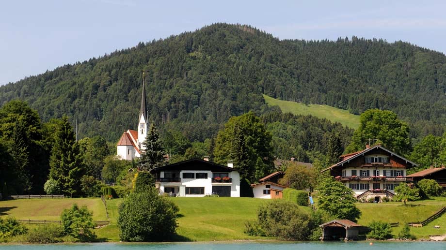 Das Erholungsparadies am Tegernsee liegt inmitten der Bayerischen Alpen. Bad Wiessee ist vor allem für seine wunderschöne Lage und seine heilenden Jodschwefelquellen bekannt.