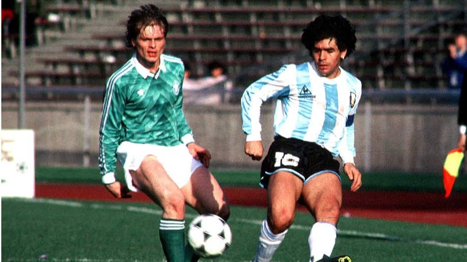 Borwoka spielte für die deutsche U-21 Nationalmannschaft bevor er 1988 auch in den A-Kader berufen wurde. Stolz ist er vor allem auf einen Trikottausch mit Diego Maradona (re.)...
