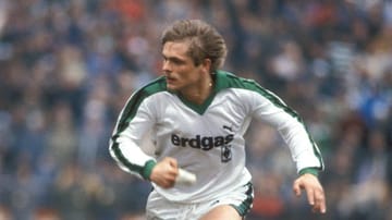 Ulrich "Uli" Ernst Borowka spielte seit 1980 für die Amateure der Borussia Mönchengladbach, bevor er ein Jahr später in die Profimannschaft wechselte und sein Bundesligadebüt gab. Als Abwehrspieler schoss er in 149 Spielen immerhin elf Tore für die Gladbacher.