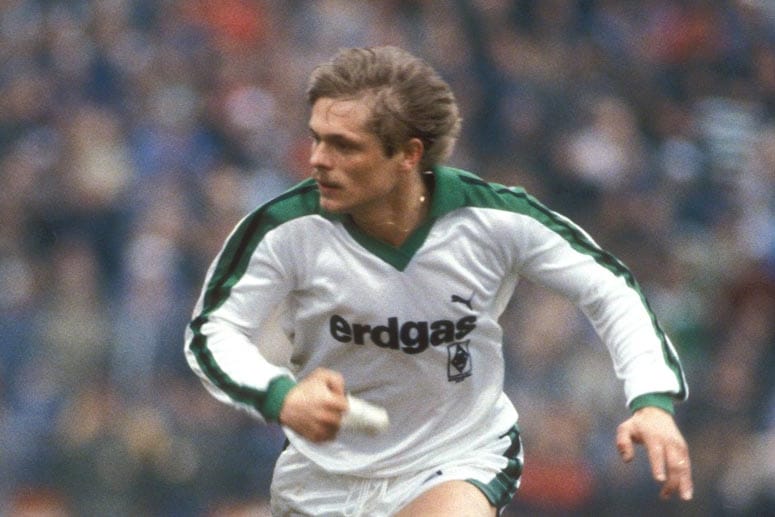Ulrich "Uli" Ernst Borowka spielte seit 1980 für die Amateure der Borussia Mönchengladbach, bevor er ein Jahr später in die Profimannschaft wechselte und sein Bundesligadebüt gab. Als Abwehrspieler schoss er in 149 Spielen immerhin elf Tore für die Gladbacher.