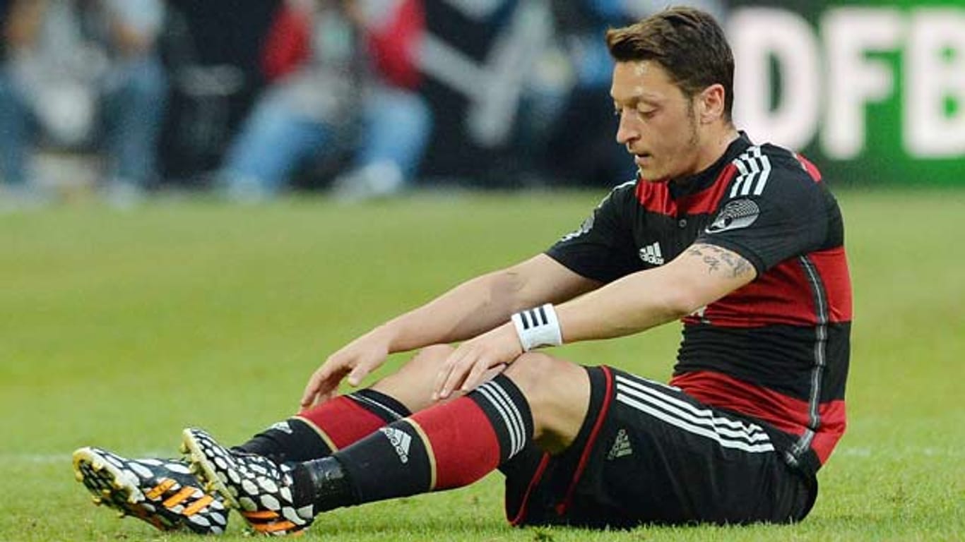 Mesut Özil blieb im Länderspiel gegen Kamerun erneut hinter den Erwartungen zurück.