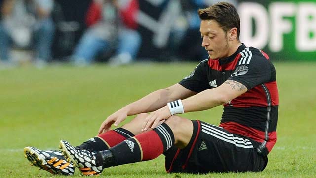 Mesut Özil blieb im Länderspiel gegen Kamerun erneut hinter den Erwartungen zurück. Mesut Özil blieb im Länderspiel gegen Kamerun erneut hinter den Erwartungen zurück.
