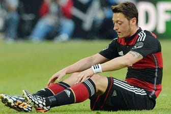 Mesut Özil blieb im Länderspiel gegen Kamerun erneut hinter den Erwartungen zurück.