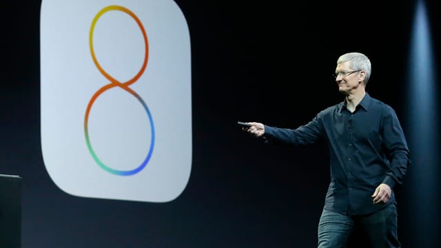 Tim Cook stellt iOS 8 vor.