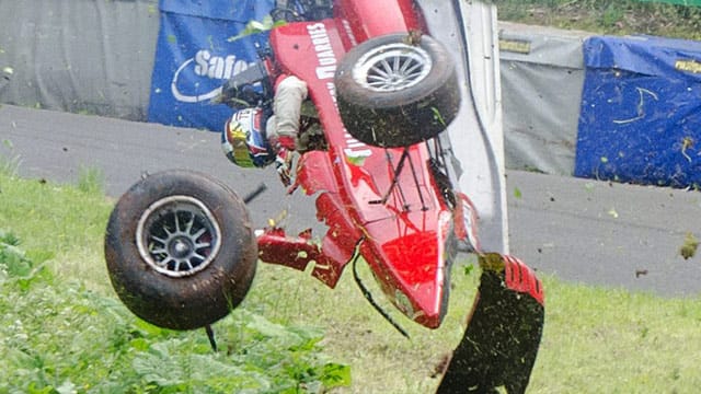 Unkontrolliert flog Wallace Menzies nach seinem Unfall durch die Luft.