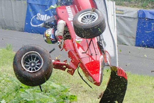 Unkontrolliert flog Wallace Menzies nach seinem Unfall durch die Luft.