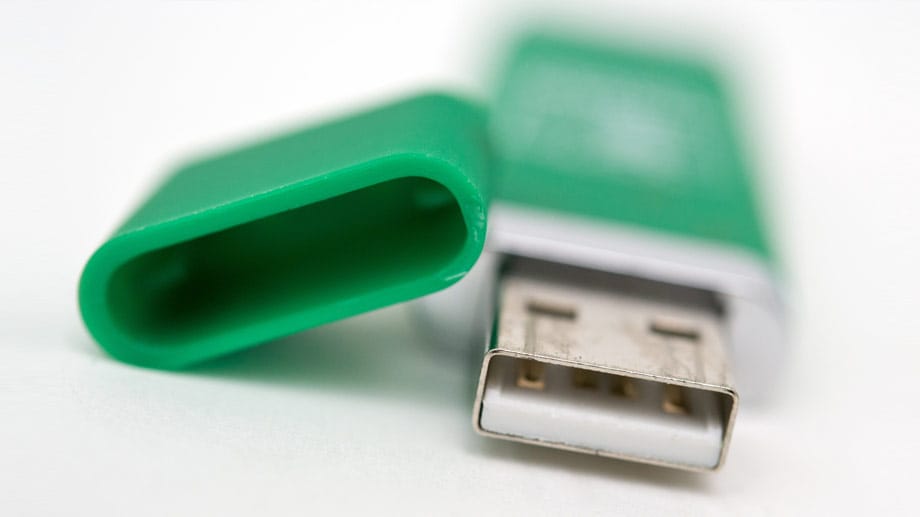 Mehr Sicherheit: Eine Plastikkappe schützt die empfindlichen Kontakte am USB-Stick.