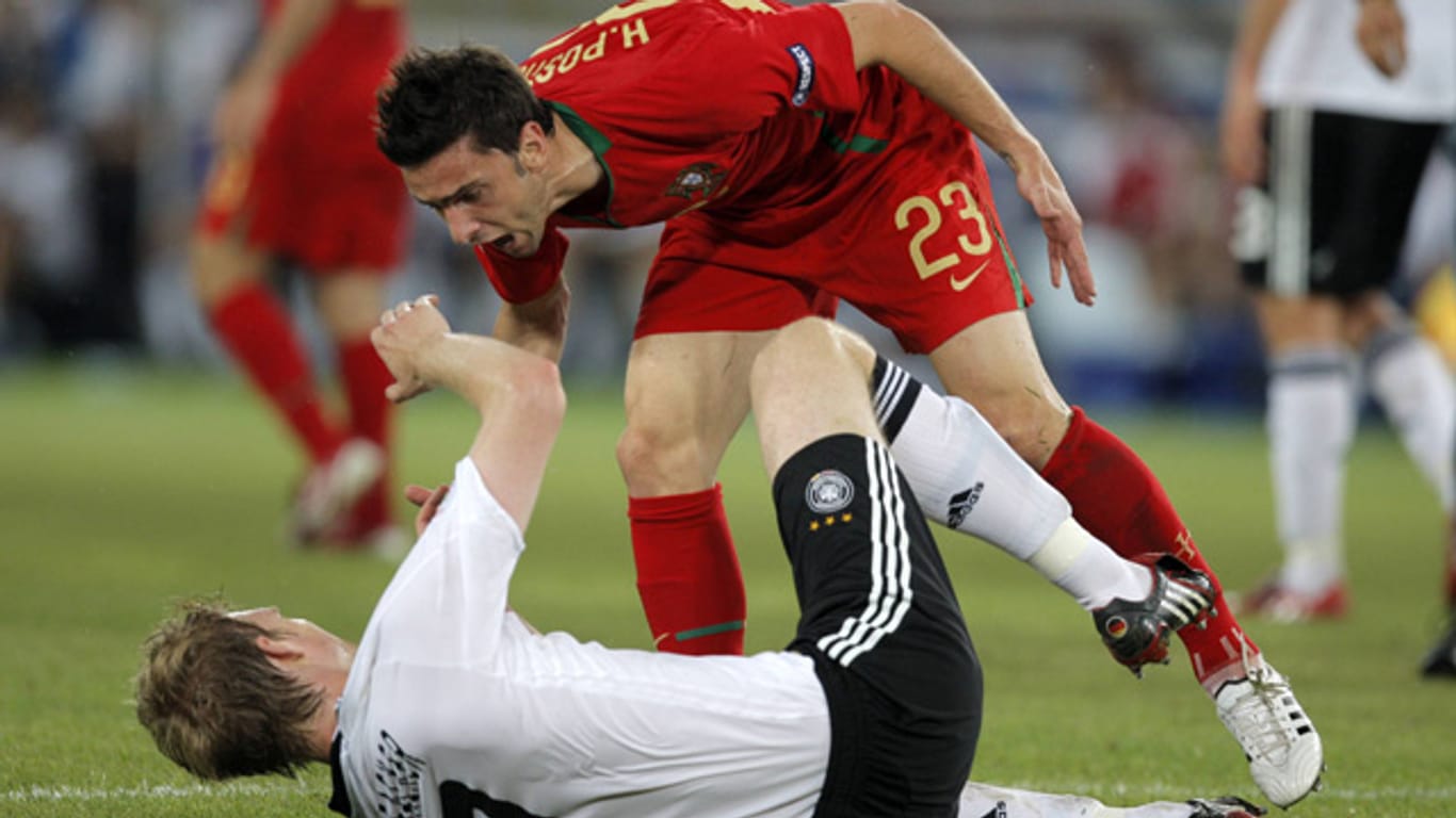 Stürmer Helder Postiga (re.) gelang bei der EM 2008 das bislang letzte Tor für Portugal gegen Deutschland. Hier gerät er im Viertelfinale mit dem am Boden liegenden Per Mertesacker aneinander.