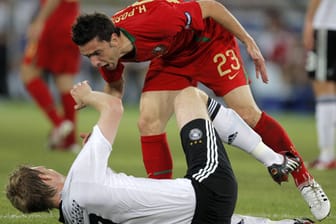 Stürmer Helder Postiga (re.) gelang bei der EM 2008 das bislang letzte Tor für Portugal gegen Deutschland. Hier gerät er im Viertelfinale mit dem am Boden liegenden Per Mertesacker aneinander.