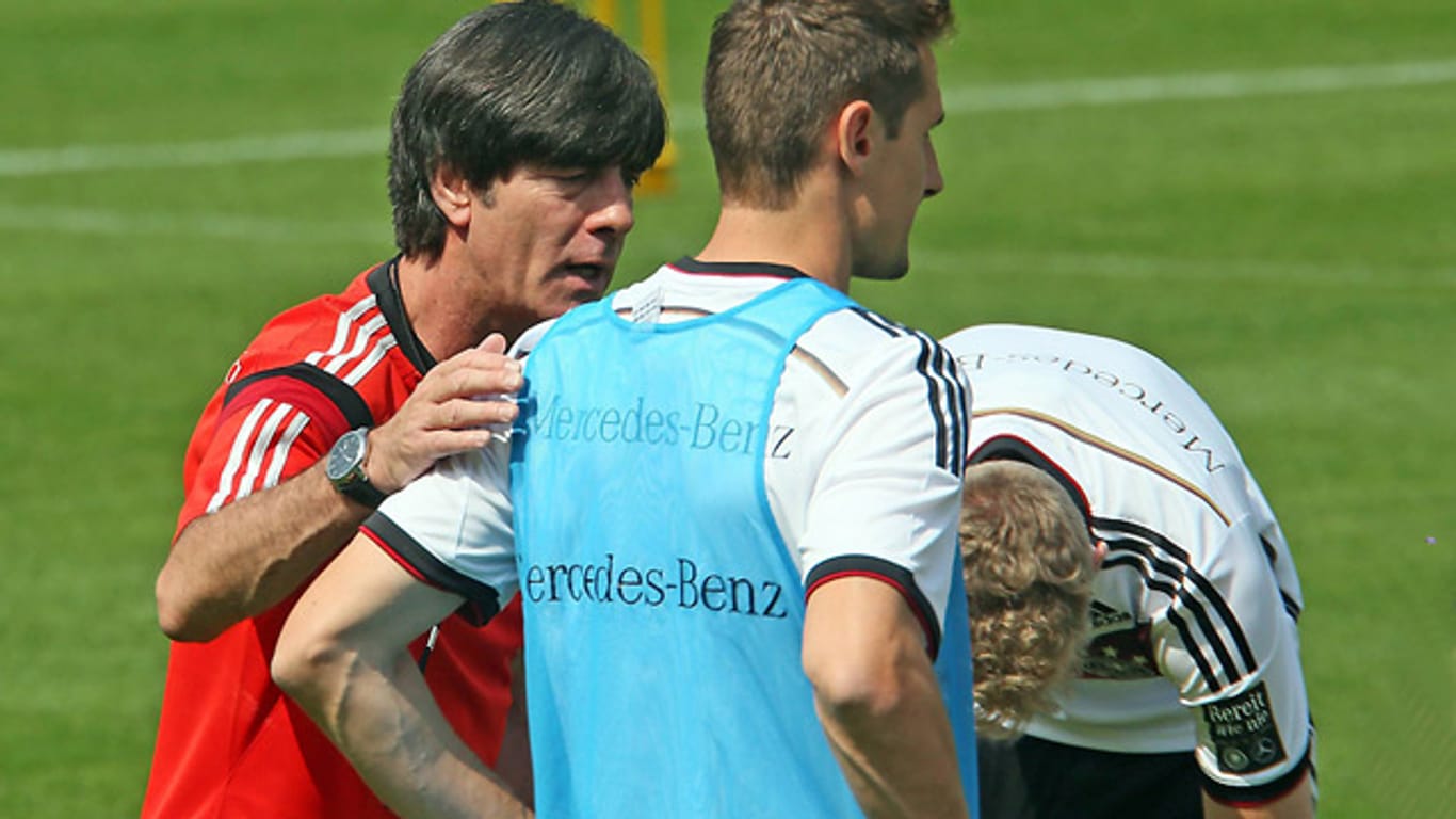 Bundestrainer Joachim Löw gibt Miroslav Klose taktische Anweisungen.