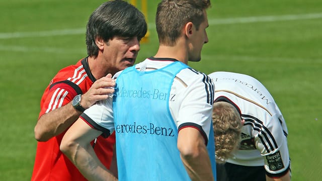 Bundestrainer Joachim Löw gibt Miroslav Klose taktische Anweisungen. Bundestrainer Joachim Löw gibt Miroslav Klose taktische Anweisungen.