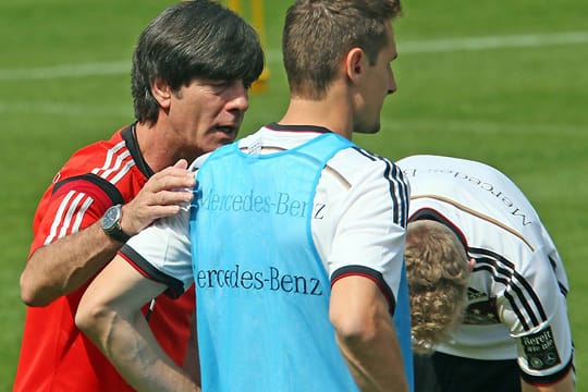 Bundestrainer Joachim Löw gibt Miroslav Klose taktische Anweisungen.