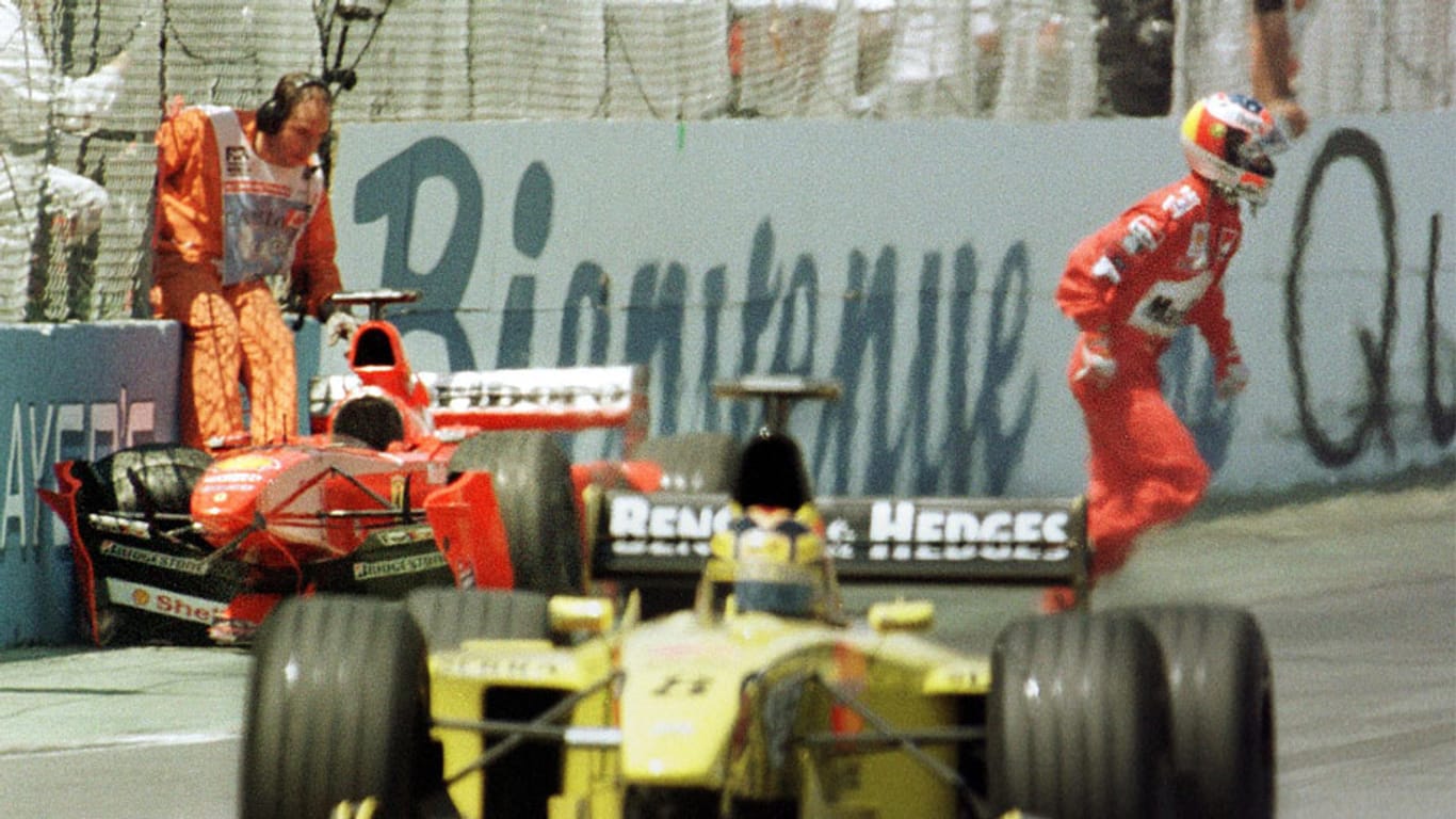 Michael Schumacher zerlegt seinen Ferrari an der "Wall of Champions".