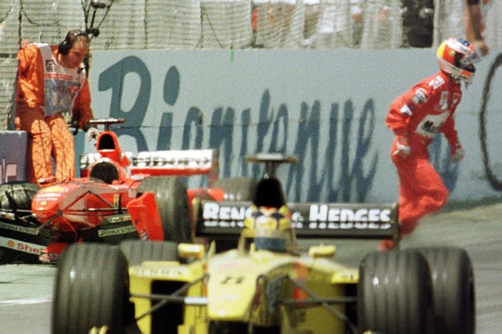 Michael Schumacher zerlegt seinen Ferrari an der "Wall of Champions".