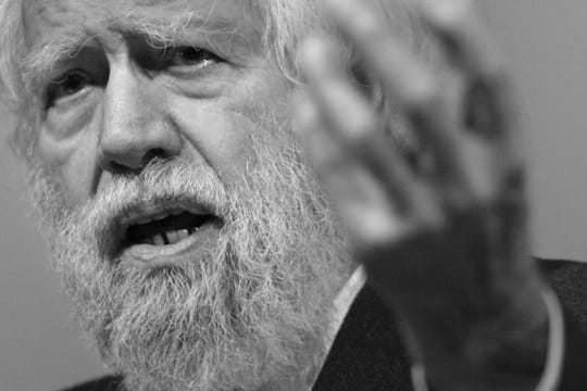 In den 70er Jahren hatte Alexander Shulgin die Wirkung des Stoffes MDMA untersucht, besser bekannt als: Ecstasy.