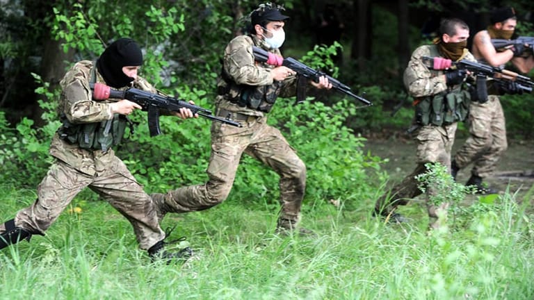 Pro-russische Kämpfer bei einer Übung nahe der ukrainischen Metropole Donezk