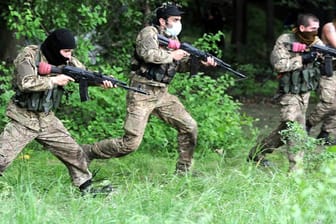 Pro-russische Kämpfer bei einer Übung nahe der ukrainischen Metropole Donezk