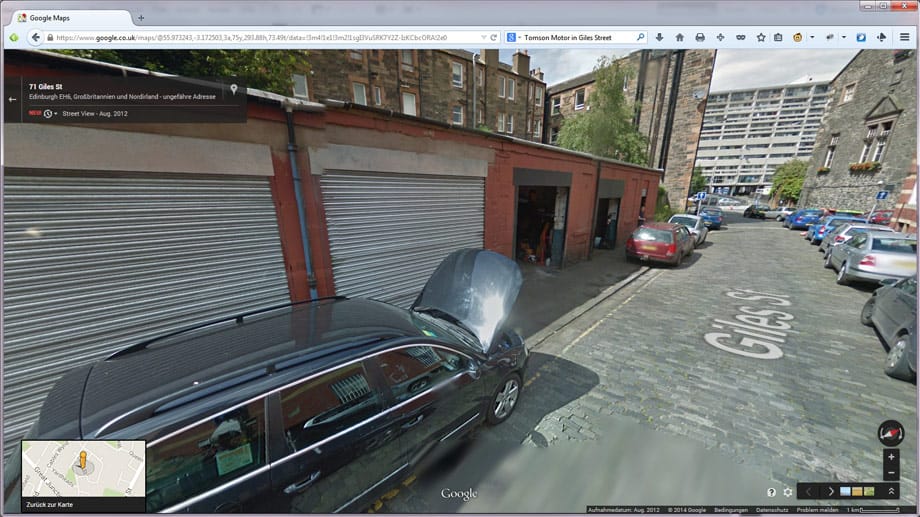 Das Kameraauto von Google Street View fährt durch die Giles Street im schottischen Edinburgh.
