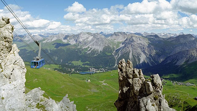 Hoch hinaus - mit der Gondelbahn geht es bis aufs Weisshorn, dem 2653 Meter hohen Gipfel, der Arosa überragt.