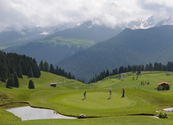 Mit 18 Löchern und Blick aufs Bergpanorama - Arosa hat den höchstgelegenen Golfplatz Europas.