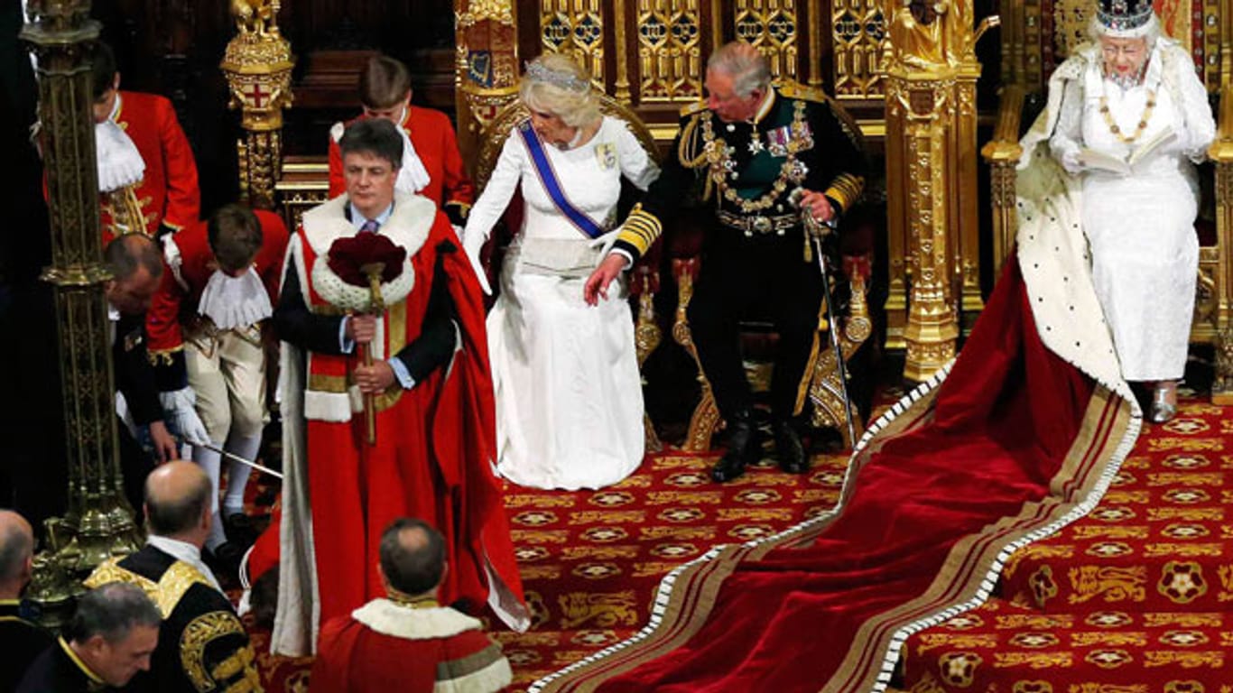 Prinz Charles und Herzogin Camilla sorgen sich um den zusammengebrochenen Pagen.