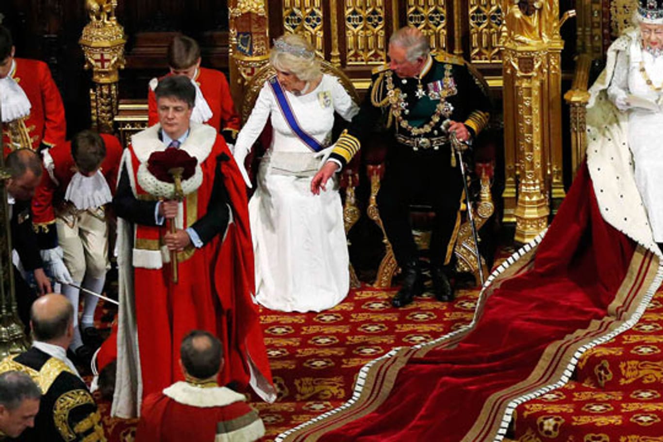 Prinz Charles und Herzogin Camilla sorgen sich um den zusammengebrochenen Pagen.