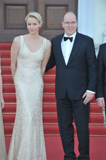 Die Fürstin von Monaco macht neben Gatte Albert in einer champagnerfarbenen Robe eine gute Figur.