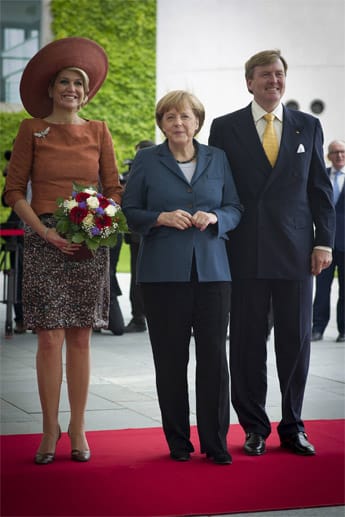Königin Máxima der Niederlande mit auffälligem Hut (li.) neben Angela Merkel (Mi.) und ihrem Gemahl Willem-Alexander (re.).