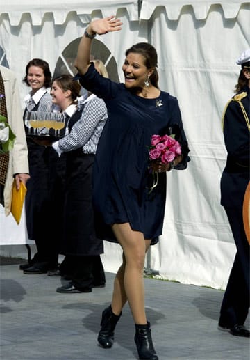 Victoria, Kronprinzessin von Schweden, in einem kurzen Kleid und Stiefeletten.