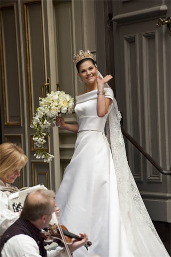 Zu ihrer Hochzeit erstrahlte Victoria in einem Traum in Weiß und mit einem großzügigen Blumenbouquet.