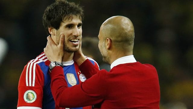 Javi Martínez (li.) hat sich im Pokalfinale in das Herz seines Trainers Pep Guardiola (re.) gespielt.