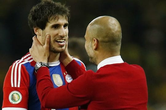 Javi Martínez (li.) hat sich im Pokalfinale in das Herz seines Trainers Pep Guardiola (re.) gespielt.