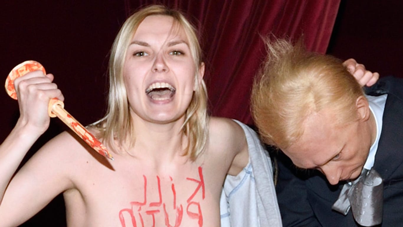 Femen-Attacke auf Ebenbild von "Diktator" Putin, kurz vor dessen Ankunft in Paris