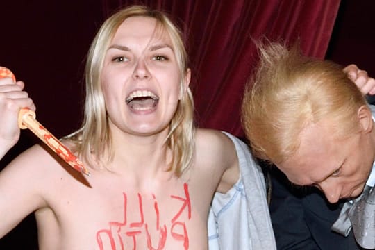 Femen-Attacke auf Ebenbild von "Diktator" Putin, kurz vor dessen Ankunft in Paris