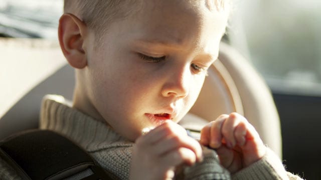 Reiseübelkeit bei Kindern kann der ganzen Familie die Fahrt in den Urlaub gründlich vermiesen.