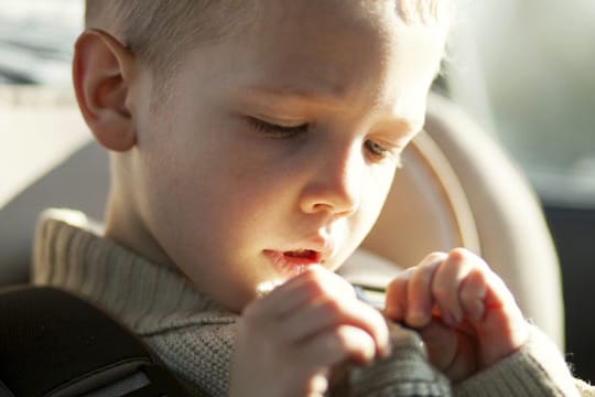 Reiseübelkeit bei Kindern kann der ganzen Familie die Fahrt in den Urlaub gründlich vermiesen.