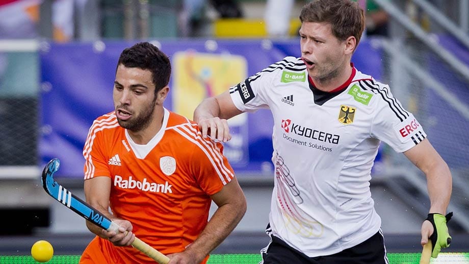 Deutschlands Martin Haner (re.) im Zweikampf mit dem Niederländer Valentin Verga.