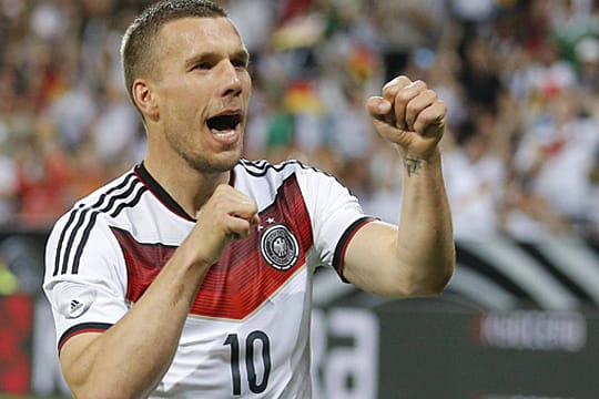 Lukas Podolski bejubelt seinen Treffer gegen Armenien.