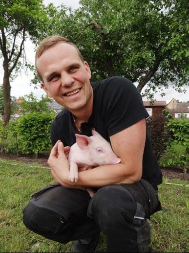 Der attraktive Schweinebauer Gunther lebt gemeinsam mit seiner Mutter und seinen Schwestern in Mittelfranken.