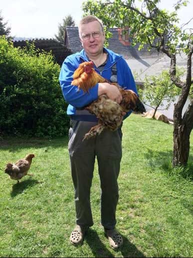 Im Südosten von Sachsen, im malerischen Zittauer Gebirge, lebt Hobbybauer Jens. Hier kümmert sich der 49-Jährige fürsorglich um 24 Hühner, neun Hasen, einen Hamster und eine Katze.