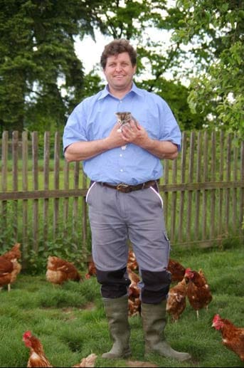Im Süden von Niedersachsen bewirtschaftet Ralf den 16 Hektar großen Hof seiner Familie. 420 Hühner und neun Schweine werden täglich von dem 37-Jährigen liebevoll versorgt.